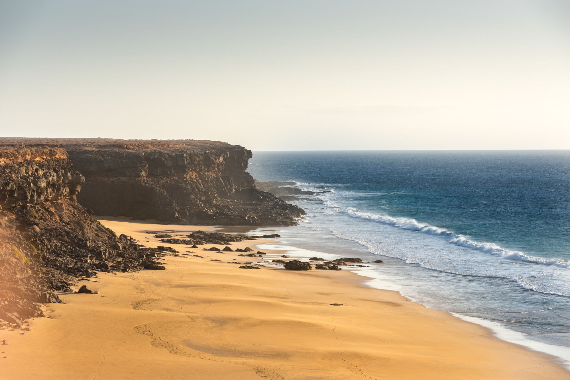 Playa de arena dorada al pie de la barranca