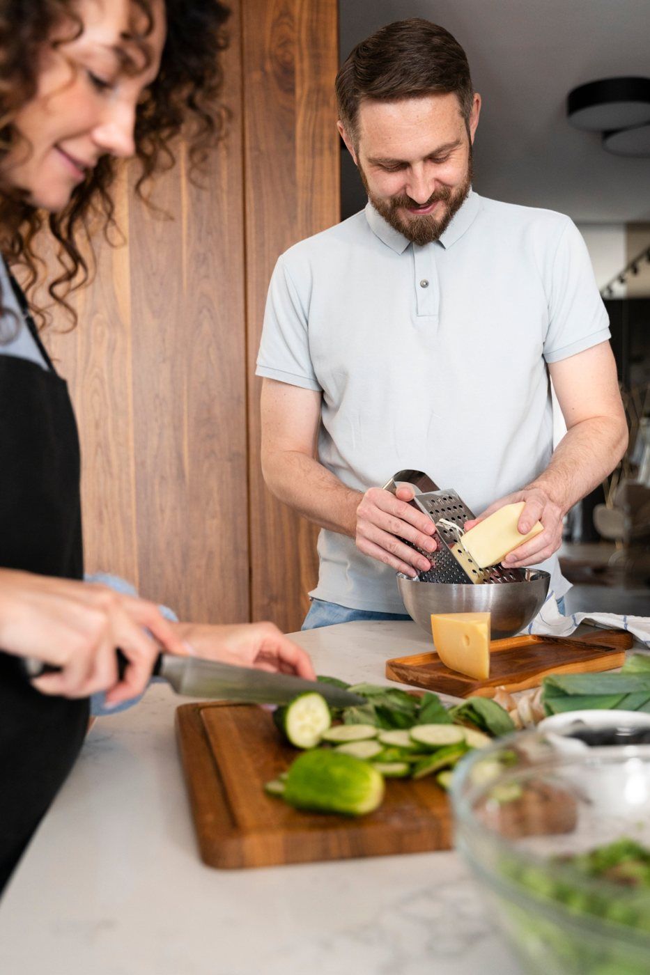 Dos personas cocinando juntas en un workshop