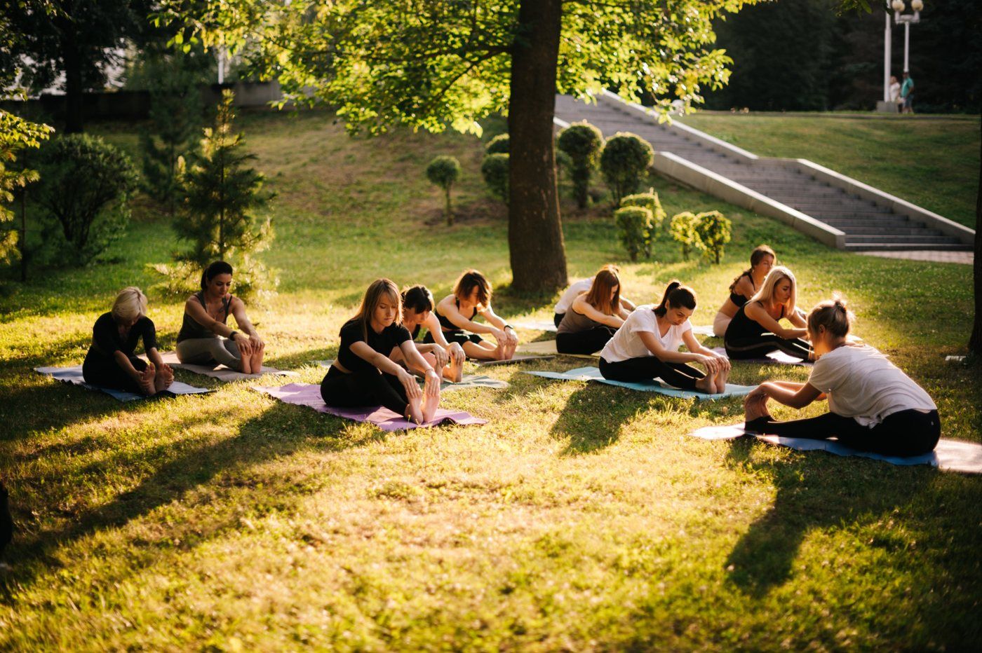 Clase de yoga al aire libre sobre el pasto